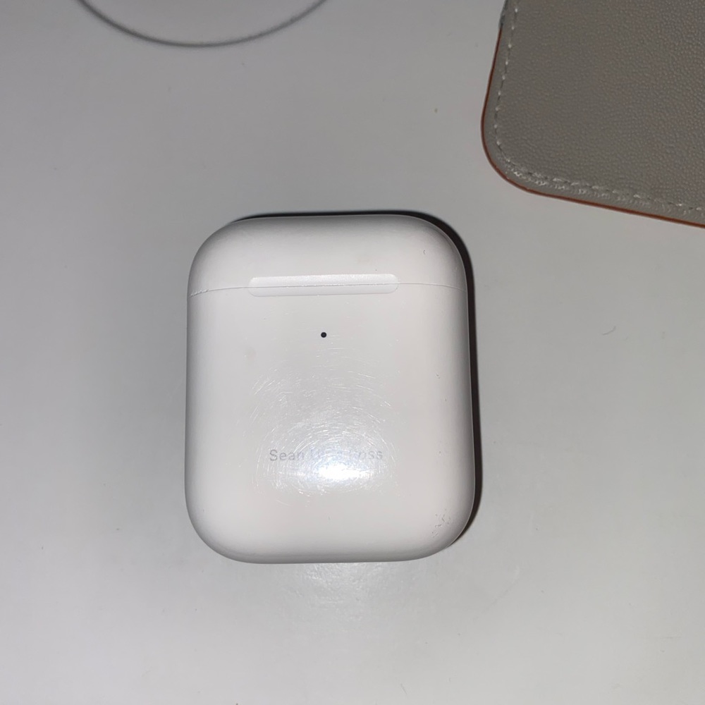 Apple AirPods 2nd Gen w Wireless Charging Case